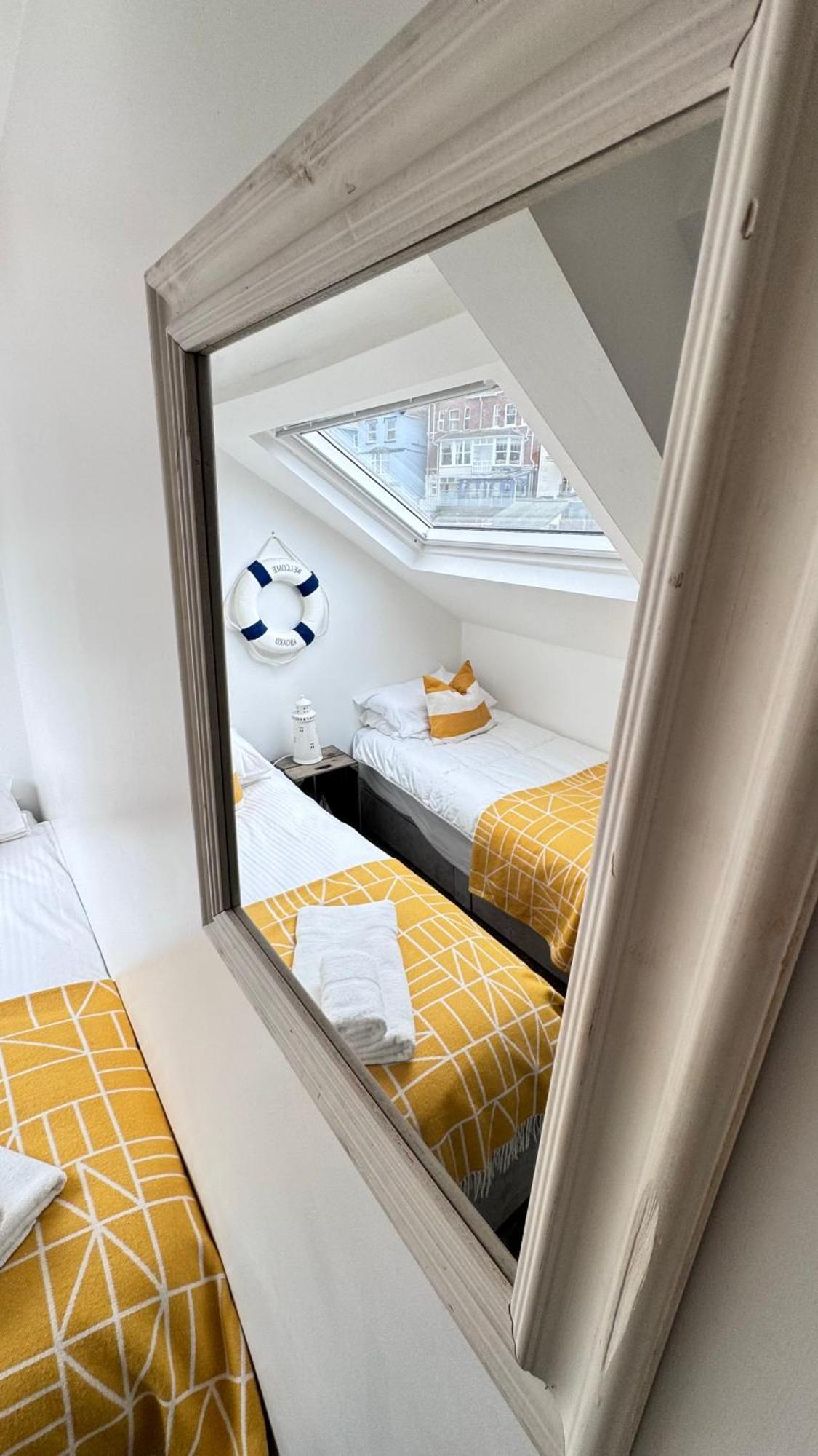 Nancie'S Place - Dartmouth Town Center With Private Parking - A Traditional Georgian Private Duplex Apartment - Beautifully Refurbished - Two Bedrooms, Bathroom, Kitchen And Lounge Diner Eksteriør billede