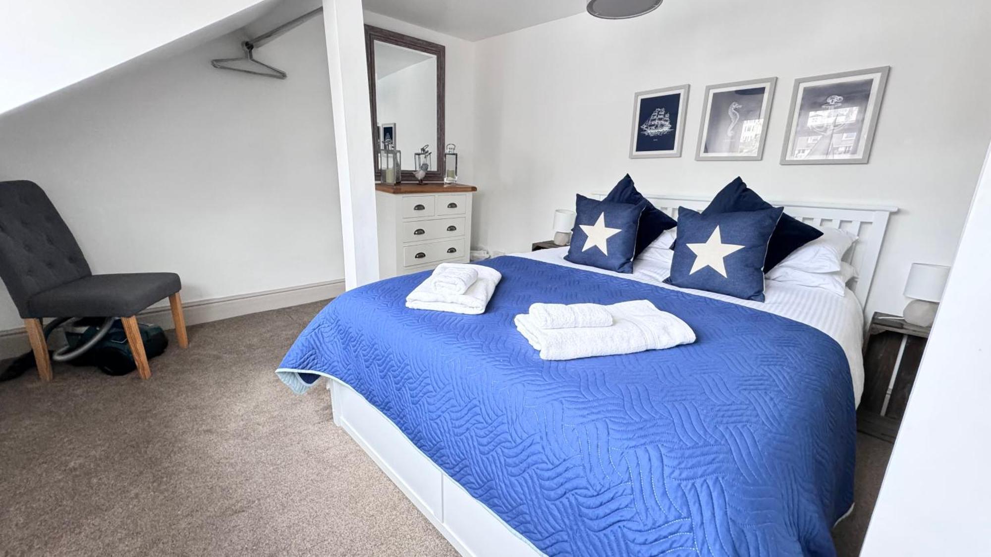 Nancie'S Place - Dartmouth Town Center With Private Parking - A Traditional Georgian Private Duplex Apartment - Beautifully Refurbished - Two Bedrooms, Bathroom, Kitchen And Lounge Diner Eksteriør billede