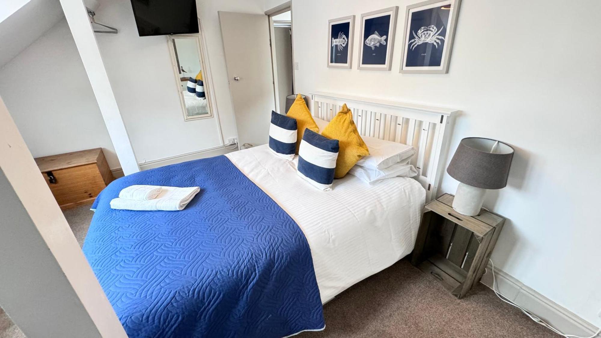 Nancie'S Place - Dartmouth Town Center With Private Parking - A Traditional Georgian Private Duplex Apartment - Beautifully Refurbished - Two Bedrooms, Bathroom, Kitchen And Lounge Diner Eksteriør billede