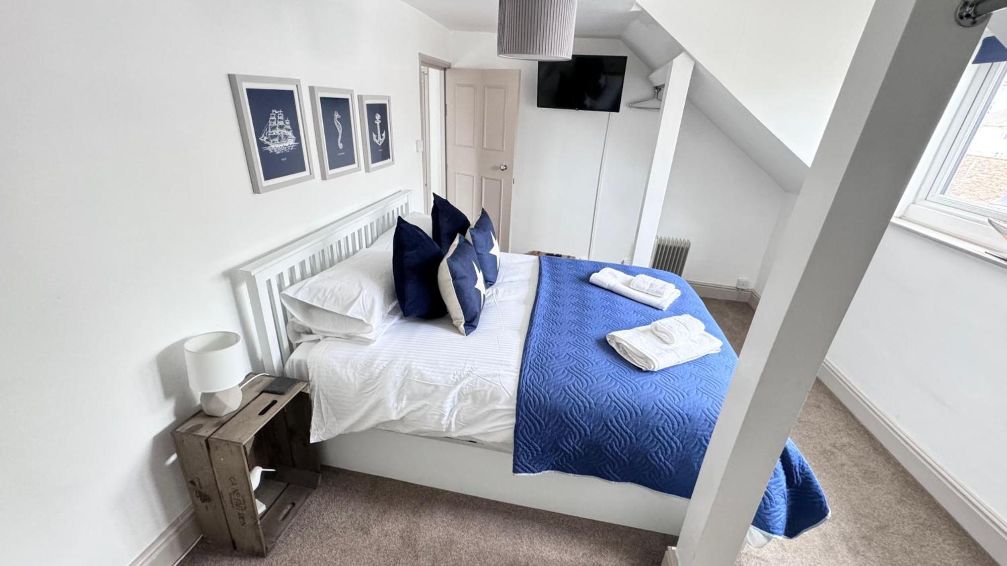 Nancie'S Place - Dartmouth Town Center With Private Parking - A Traditional Georgian Private Duplex Apartment - Beautifully Refurbished - Two Bedrooms, Bathroom, Kitchen And Lounge Diner Eksteriør billede