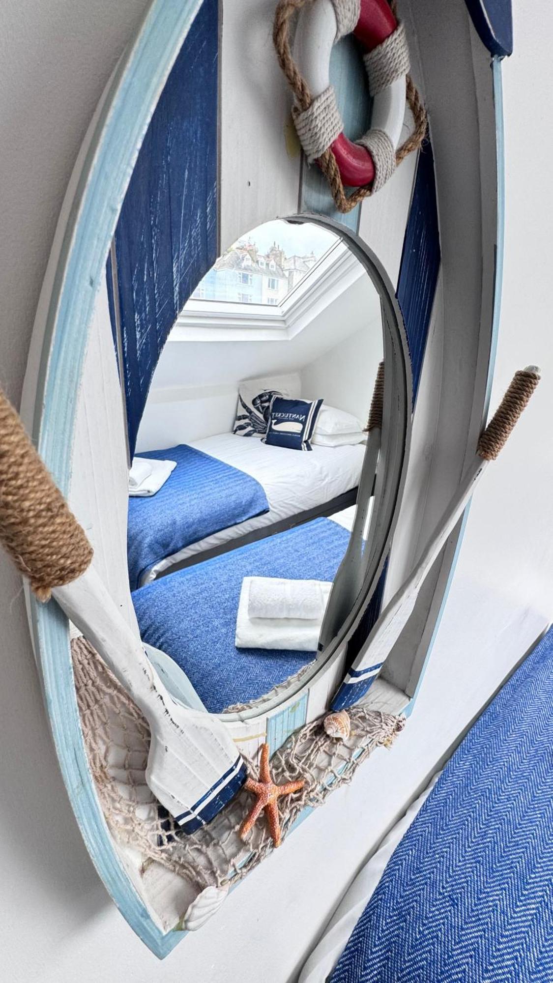 Nancie'S Place - Dartmouth Town Center With Private Parking - A Traditional Georgian Private Duplex Apartment - Beautifully Refurbished - Two Bedrooms, Bathroom, Kitchen And Lounge Diner Eksteriør billede