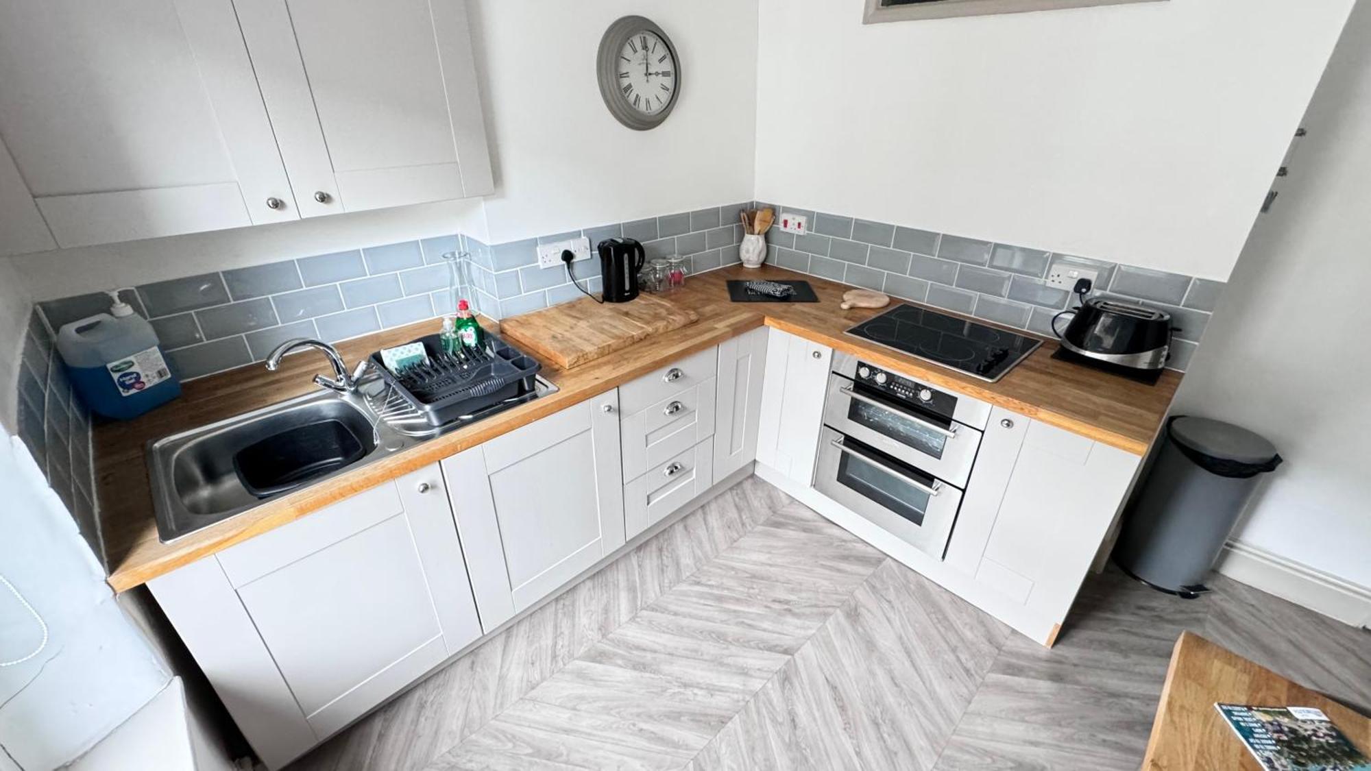 Nancie'S Place - Dartmouth Town Center With Private Parking - A Traditional Georgian Private Duplex Apartment - Beautifully Refurbished - Two Bedrooms, Bathroom, Kitchen And Lounge Diner Eksteriør billede