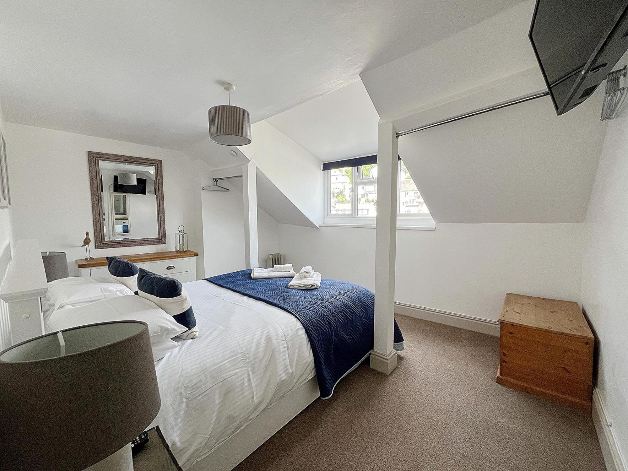 Nancie'S Place - Dartmouth Town Center With Private Parking - A Traditional Georgian Private Duplex Apartment - Beautifully Refurbished - Two Bedrooms, Bathroom, Kitchen And Lounge Diner Eksteriør billede