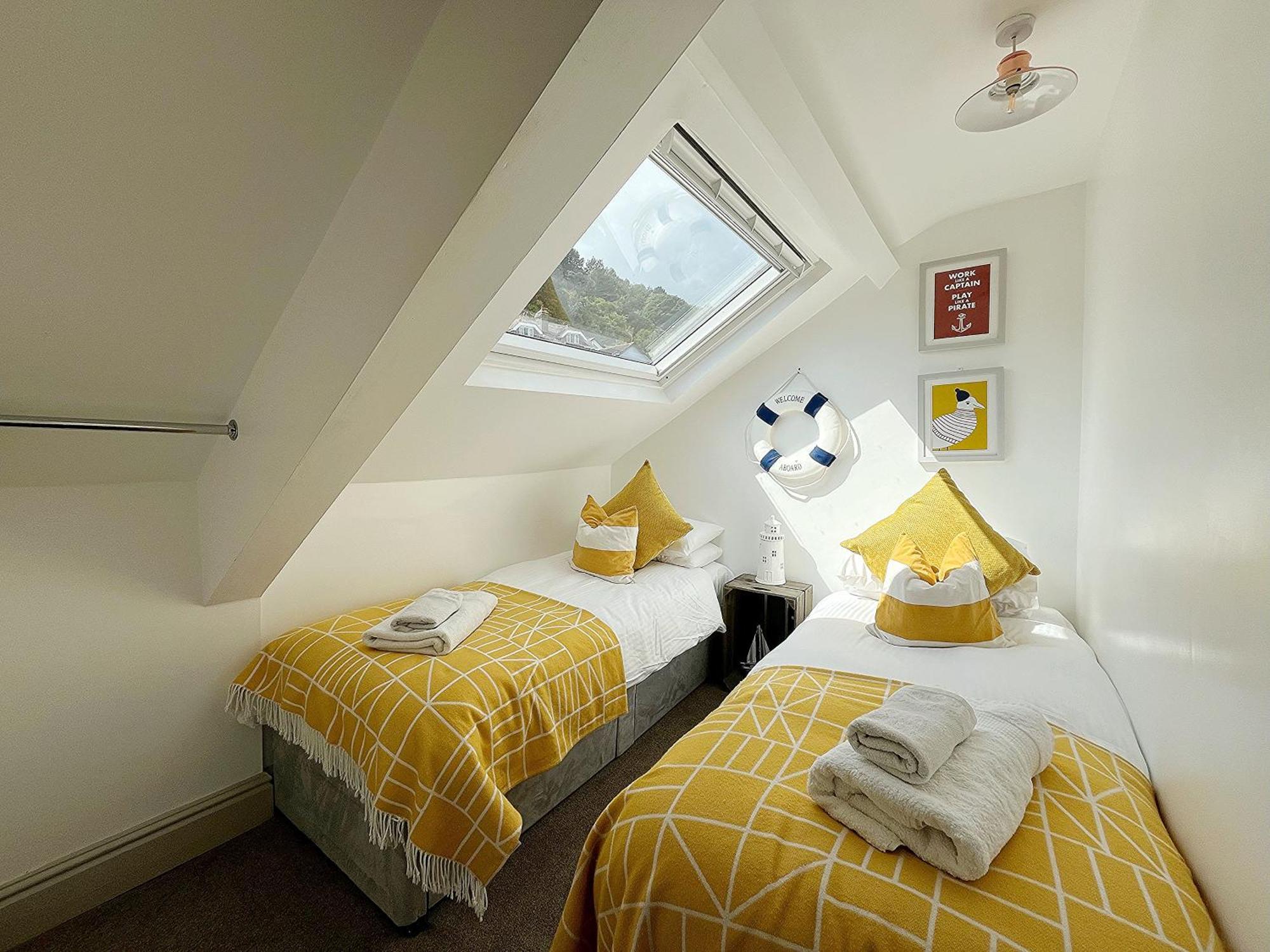 Nancie'S Place - Dartmouth Town Center With Private Parking - A Traditional Georgian Private Duplex Apartment - Beautifully Refurbished - Two Bedrooms, Bathroom, Kitchen And Lounge Diner Eksteriør billede