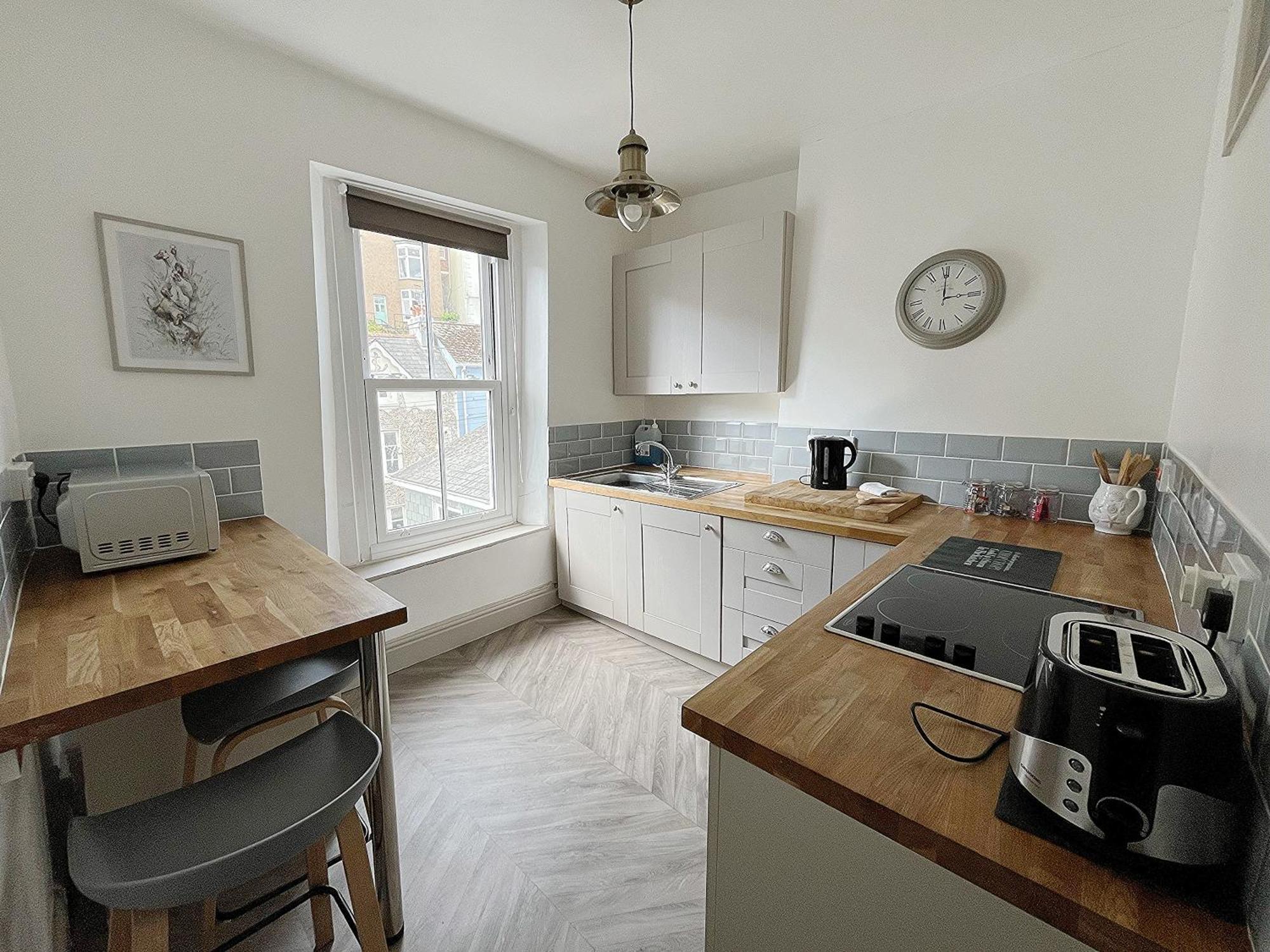 Nancie'S Place - Dartmouth Town Center With Private Parking - A Traditional Georgian Private Duplex Apartment - Beautifully Refurbished - Two Bedrooms, Bathroom, Kitchen And Lounge Diner Eksteriør billede