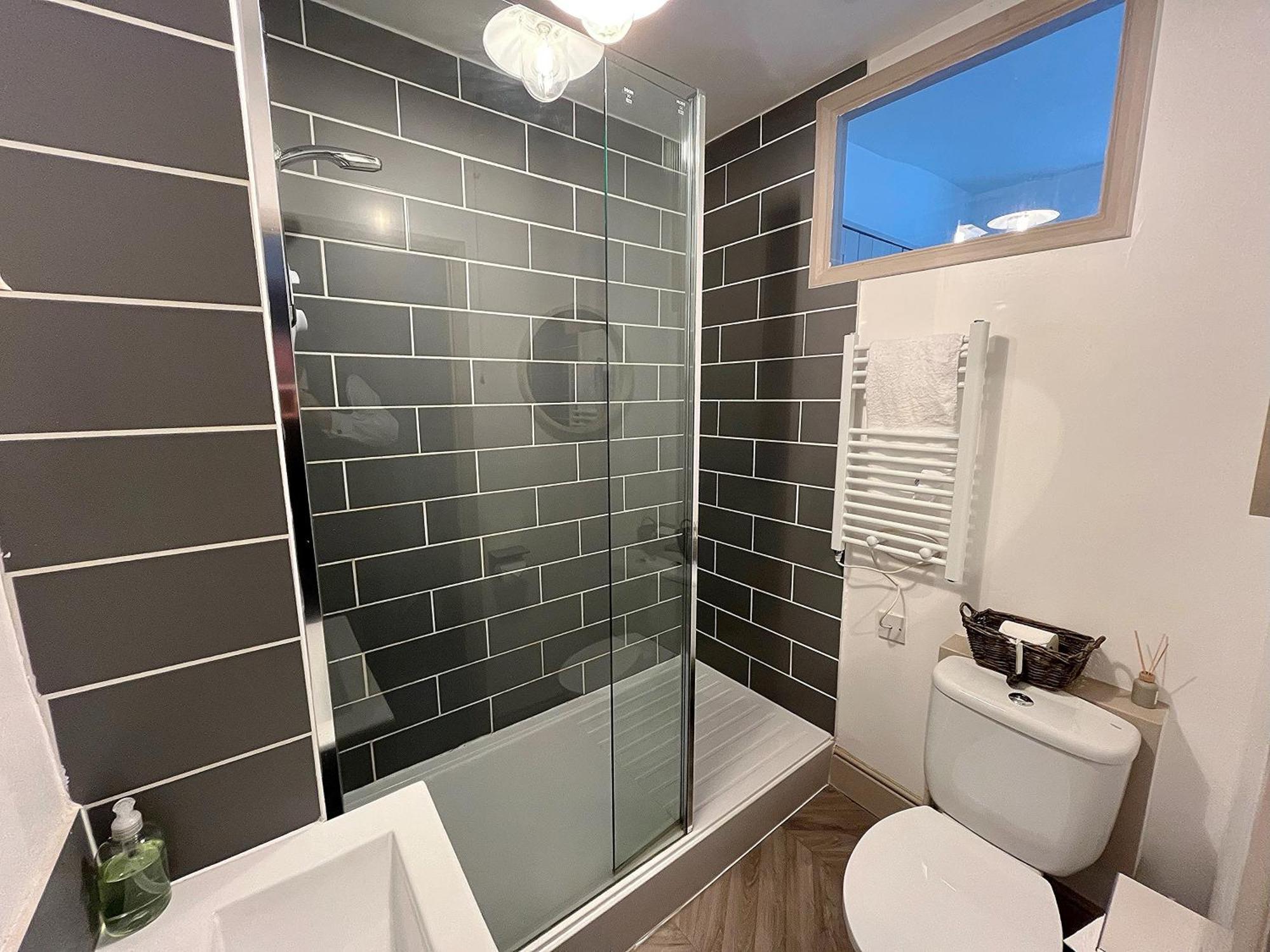 Nancie'S Place - Dartmouth Town Center With Private Parking - A Traditional Georgian Private Duplex Apartment - Beautifully Refurbished - Two Bedrooms, Bathroom, Kitchen And Lounge Diner Eksteriør billede
