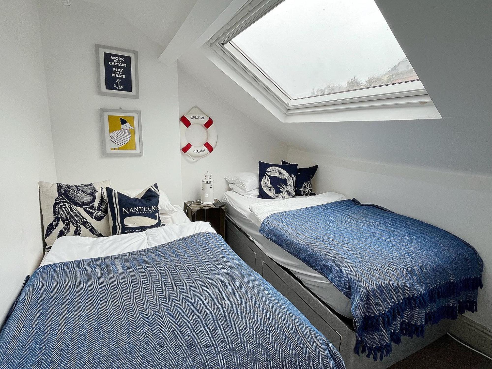 Nancie'S Place - Dartmouth Town Center With Private Parking - A Traditional Georgian Private Duplex Apartment - Beautifully Refurbished - Two Bedrooms, Bathroom, Kitchen And Lounge Diner Eksteriør billede
