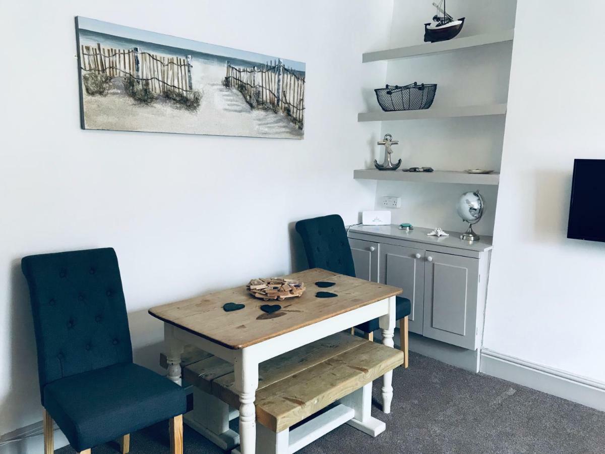 Nancie'S Place - Dartmouth Town Center With Private Parking - A Traditional Georgian Private Duplex Apartment - Beautifully Refurbished - Two Bedrooms, Bathroom, Kitchen And Lounge Diner Eksteriør billede