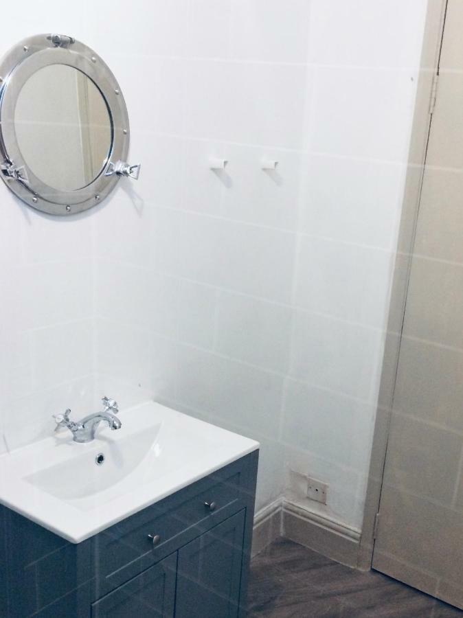 Nancie'S Place - Dartmouth Town Center With Private Parking - A Traditional Georgian Private Duplex Apartment - Beautifully Refurbished - Two Bedrooms, Bathroom, Kitchen And Lounge Diner Eksteriør billede